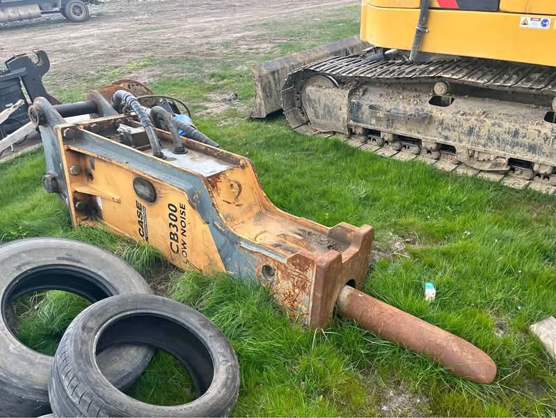 Case CB300 Low Noise hydraulic breaker for a 28-35 tonne excavator